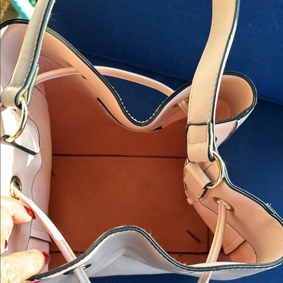 Kelly & Katie Pink Shoulder Bag with Sophisticated Design - Picture 4 of 5